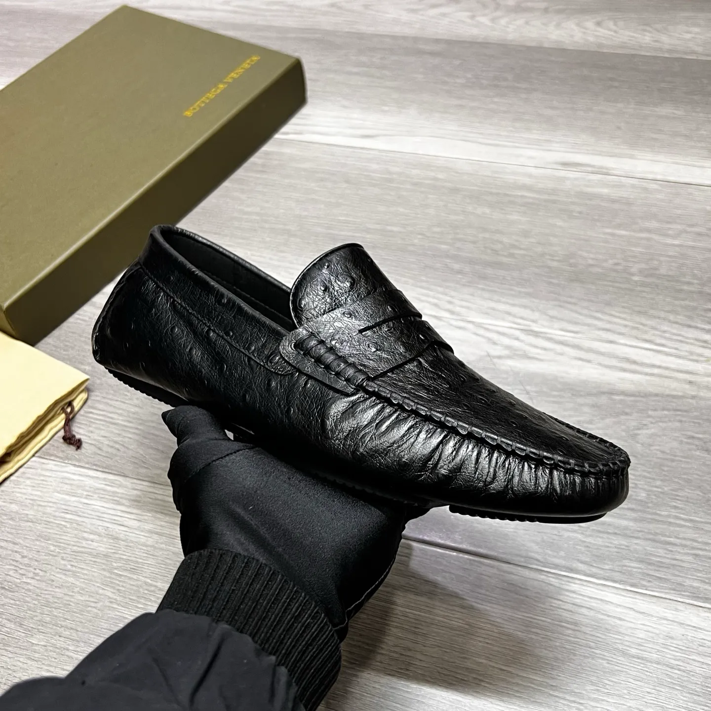 Factory price 458 new model BV〰️Handmade classic men's beanie shoes👉👉driving shoes, slip-on shoes, made of Italian imported cowhide, 💕water-dyed cowhide lining, 🔊original outsole, waterproof platform design, comfortable for the feet. A good choice for traveling and driving, two colors available, code number: 38-44, (45 can be customized)